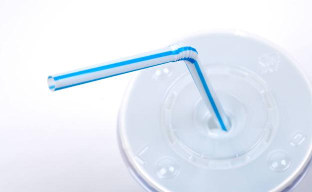 Pajitas, bastoncillos y otros productos de plástico prohibidos desde el sábado en la UE