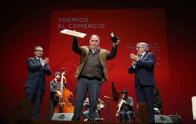 «Ser asturiano es tenernos los unos a los otros», dijo al recibir el Premio EL COMERCIO