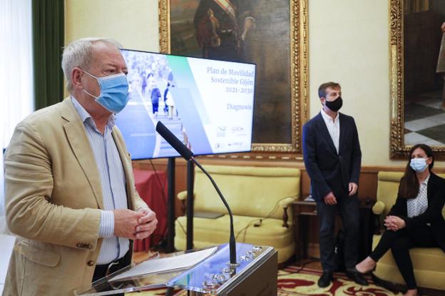 El envejecimiento obliga a crear una ciudad con menos coches y «más accesible a los mayores»