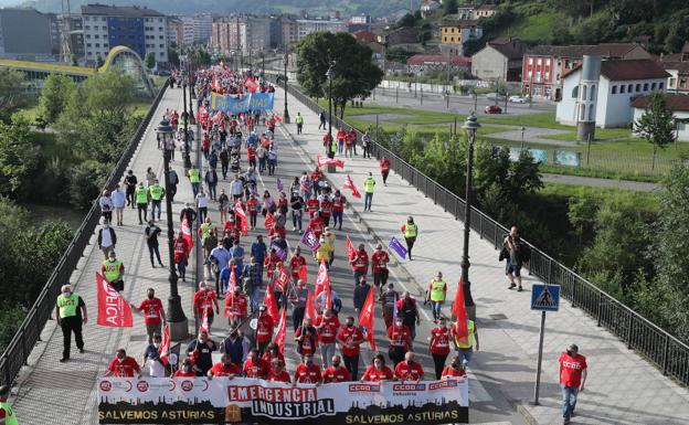 «Emergencia industrial»: cientos de personas exigen en Langreo «salvar» al sector en Asturias