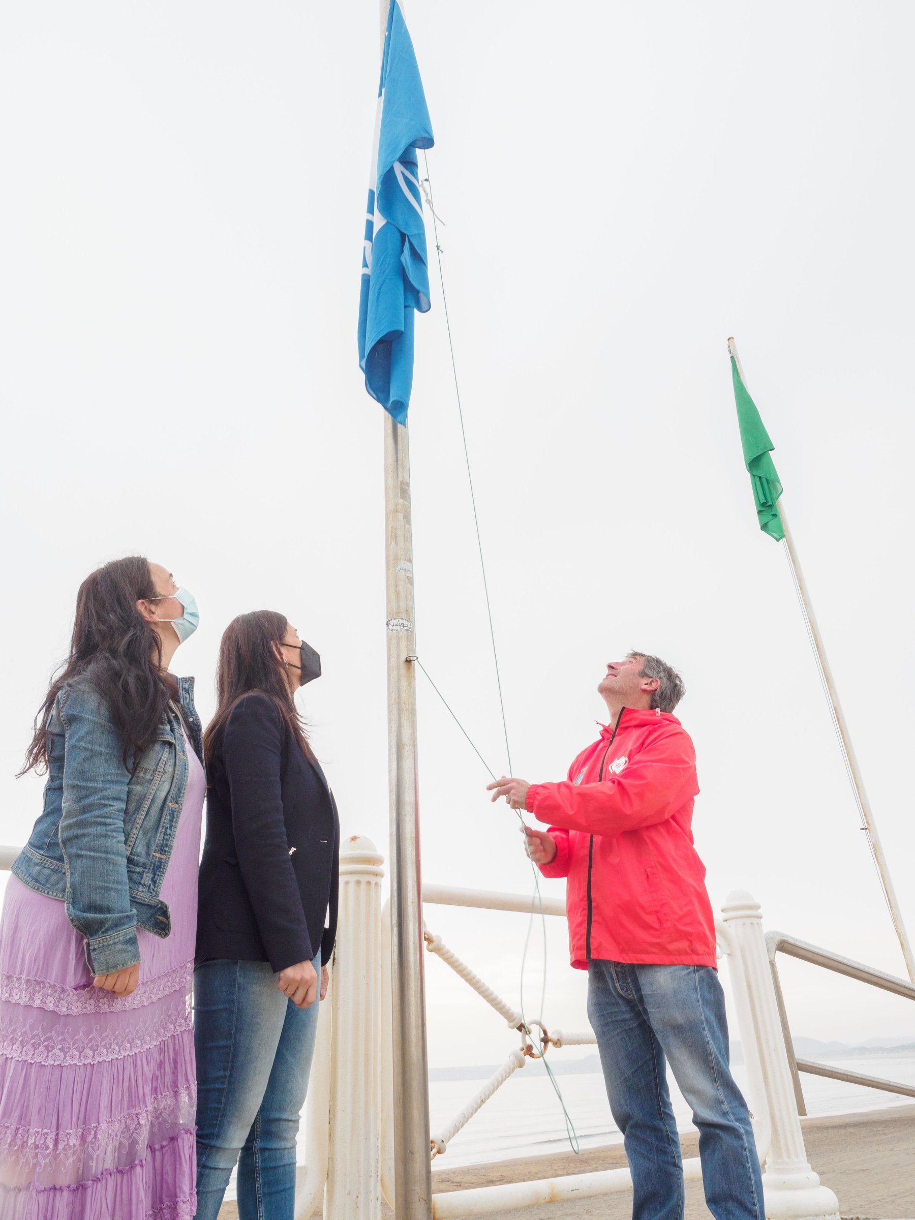 Castrillón iza sus banderas azules