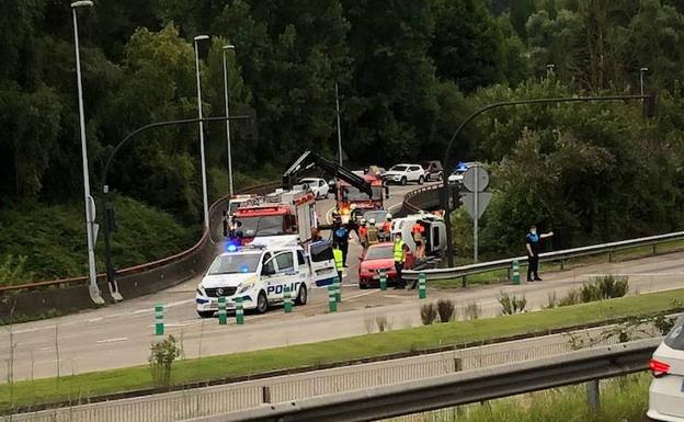 Tres vehículos implicados en un accidente en la plaza de Castilla de Oviedo