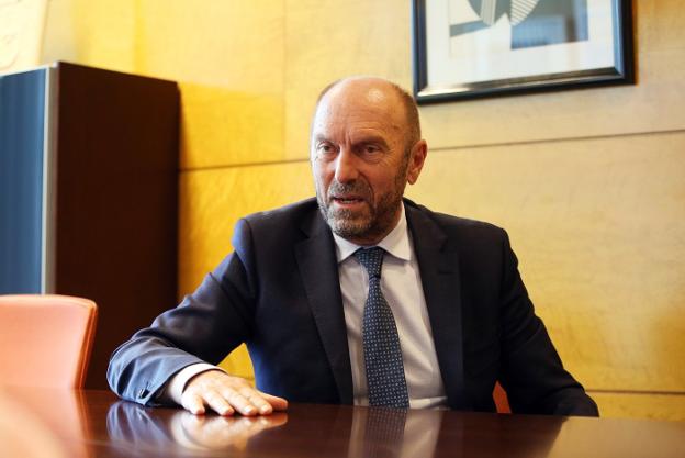 «La Universidad debe formar más sanitarios, es un problema de Estado»