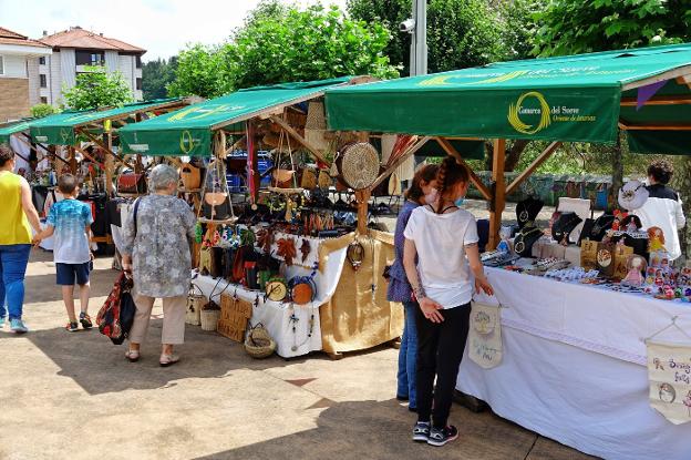 Las artesanas vuelven al 'tajo' en Arriondas