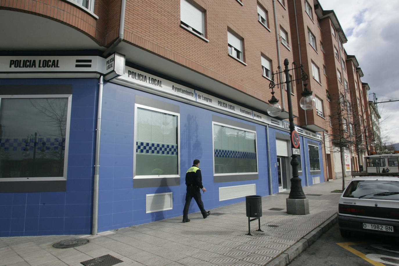 Detenido un hombre en Sama que rompió la puerta de un portal tras una discusión