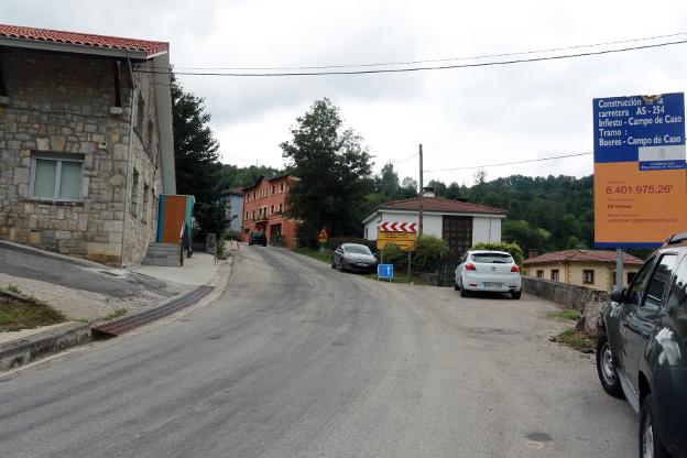 El primer tramo de la carretera a Infiesto acabará «en un mes», dice el acalde de Caso