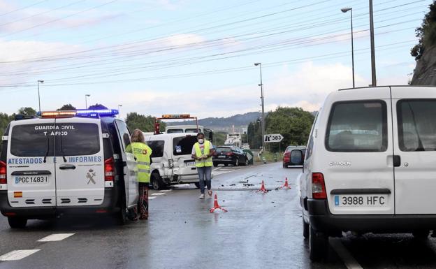 Un accidente en la A-8 causa retenciones de dos kilómetros en Gijón