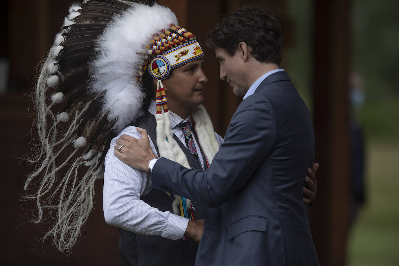 Ceremonia indígena canadiense para celebrar una nueva ley