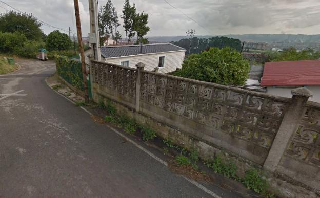 La demora municipal mantiene una casa prefabricada en suelo rústico en Corros