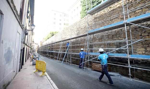La restauración de la muralla de Oviedo avanza con el andamiaje para la segunda fase de la obra