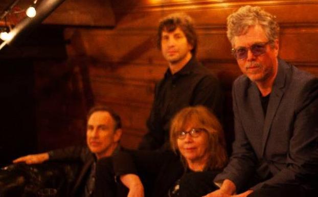 Mark Perlman, bajista de The Jayhawks: «Resulta muy fácil diferenciar entre quien está por la música y quien está por el dinero»