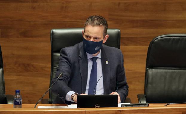 Irónica dedicatoria del presidente de la Junta General a Garzón: «Va por ti, ministro»