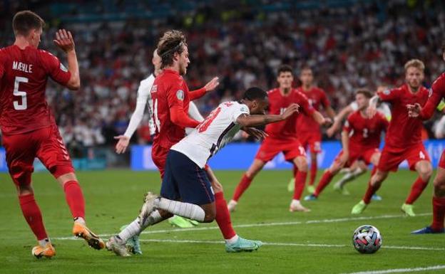 El polémico penalti a Sterling y los dos balones en el campo