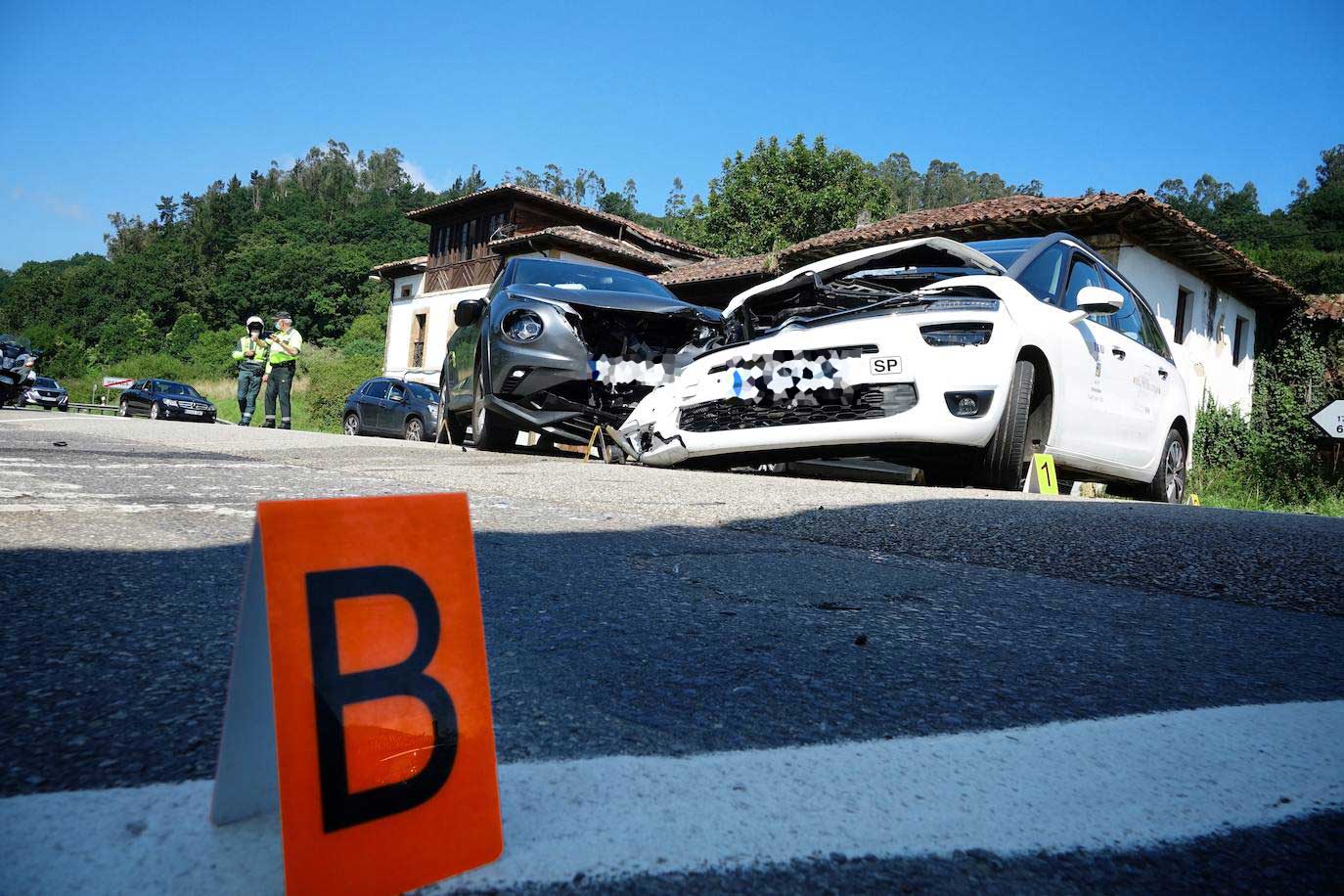 Un choque entre dos turismos deja ocho heridos en Parres