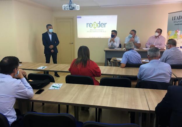 Calvo defiende «la ganadería extensiva» frente a la «simplificación» de Garzón