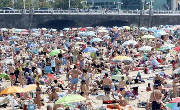 La ola de calor se olvida de Asturias, pero el sol abarrota las playas