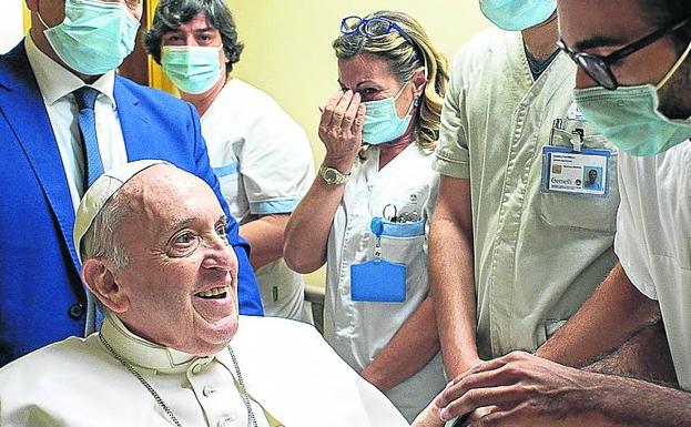 Francisco reza el Ángelus desde el hospital donde fue operado
