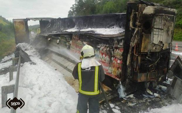 Arde un camión que transportaba leche en la A-8 en Ribadesella