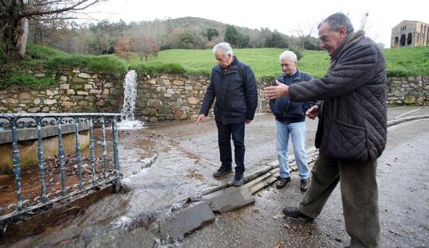 El Ayuntamiento de Oviedo encauzará el arroyo que provoca una cascada en el entorno de los monumentos