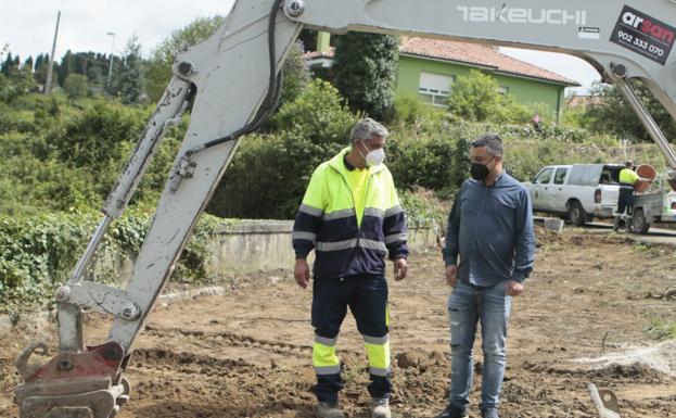 El Consistorio de Siero repara de urgencia un colector en la parroquia de Granda