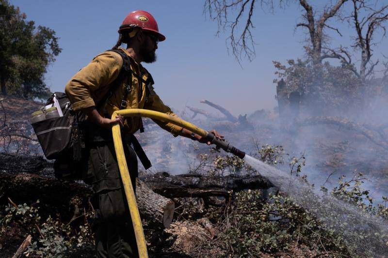 Lucha incesante contra la oleada de incendios en California