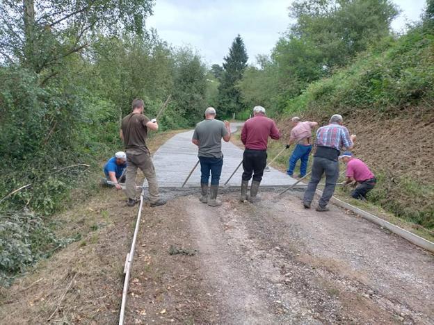 Los vecinos de Bimenes ayudan al Ayuntamiento a reparar una carretera en mal estado