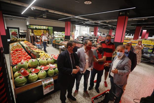 El Economato reabre tras una inversión de un millón: «El valle de Turón lo merece»