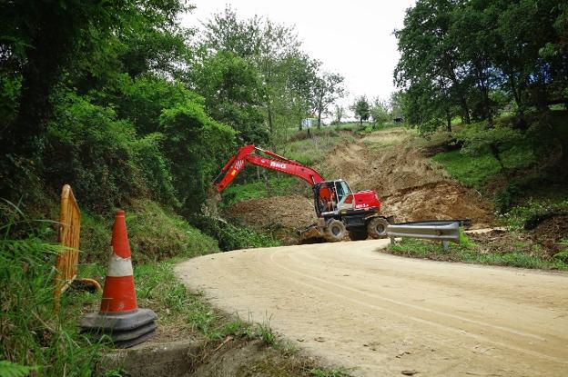 Comienzan las obras de la carretera de Sardalla, en Ribadesella, tras un mes cerrada