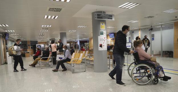 Salud vuelve a reforzar los hospitales ante el repunte de ingresos por la covid