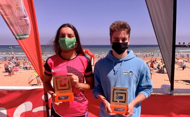 Xurde Fernández y María Alzaga dominan en la V Travesía Playas de Gijón