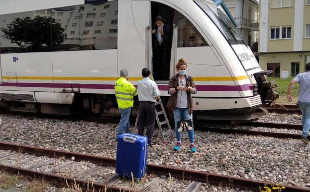 El atropello de un jabalí en Burela desencadena una odisea en el viaje en tren de Ferrol a Gijón