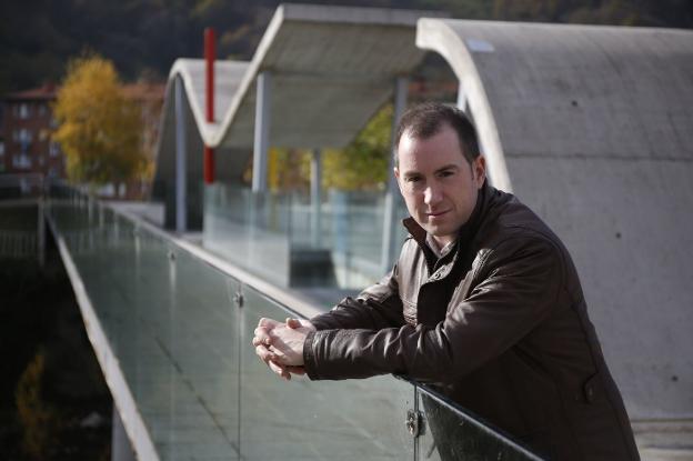 «Los autores n'asturianu vivimos más de lo qu'hai fuera que de lo de dientro»