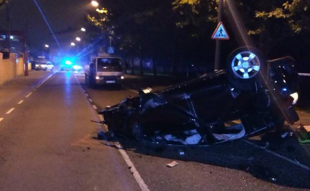 Dos heridos tras volcar un coche conducido por un conductor novel en Avilés