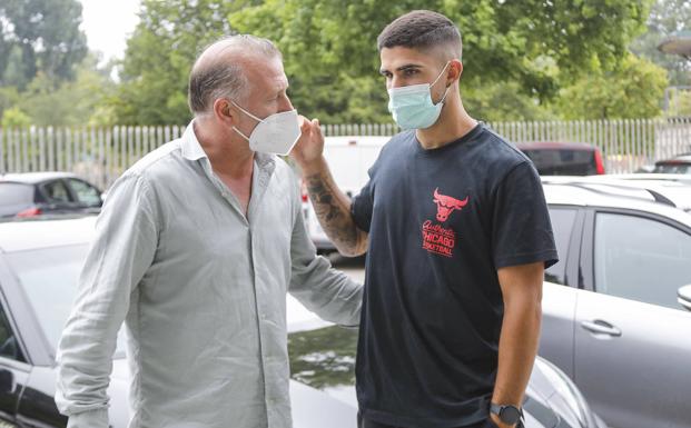 Juan Berrocal llega a Gijón para fichar por el Sporting