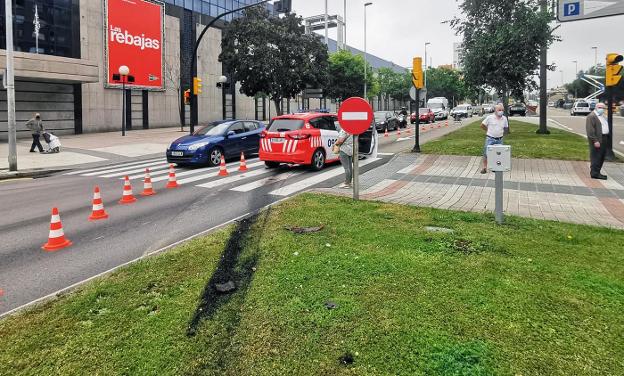 Dos policías locales sufren un accidente con el coche patrulla en Gijón