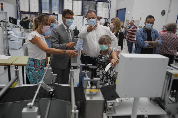 La empresa de mascarillas de Morcín pide respaldo público para seguir produciendo