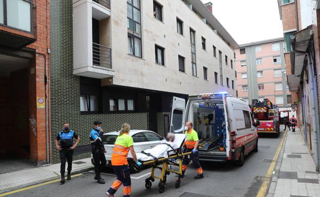 Evacuada tras sufrir una caída en su vivienda en Gijón