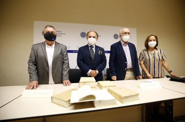 Academia y Rectorado se refuerzan para «normalizar» la llingua en la Universidad