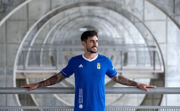 El Real Oviedo estrena la camiseta más clásica de las últimas temporadas