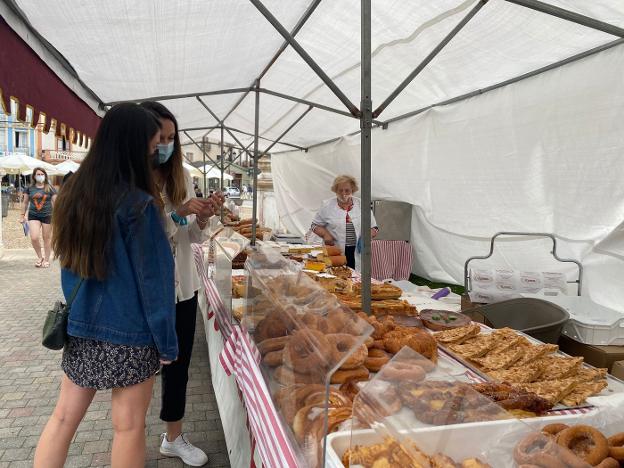 El mercado de artesanía vuelve darse cita en el parque de Medal de Vegadeo