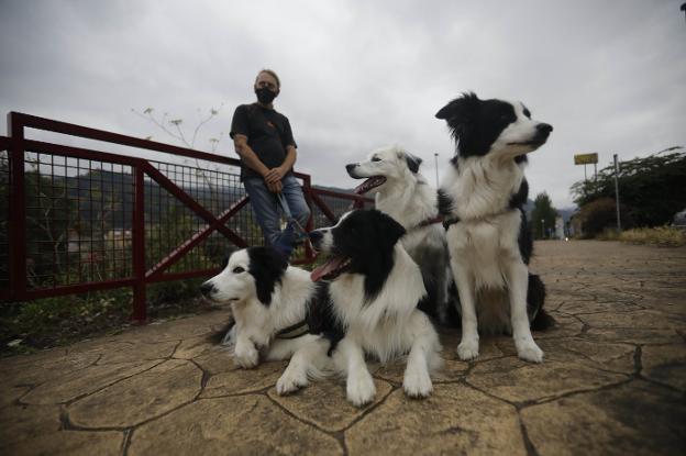 1.200 euros de multa por llevar sueltos a sus perros en Mieres