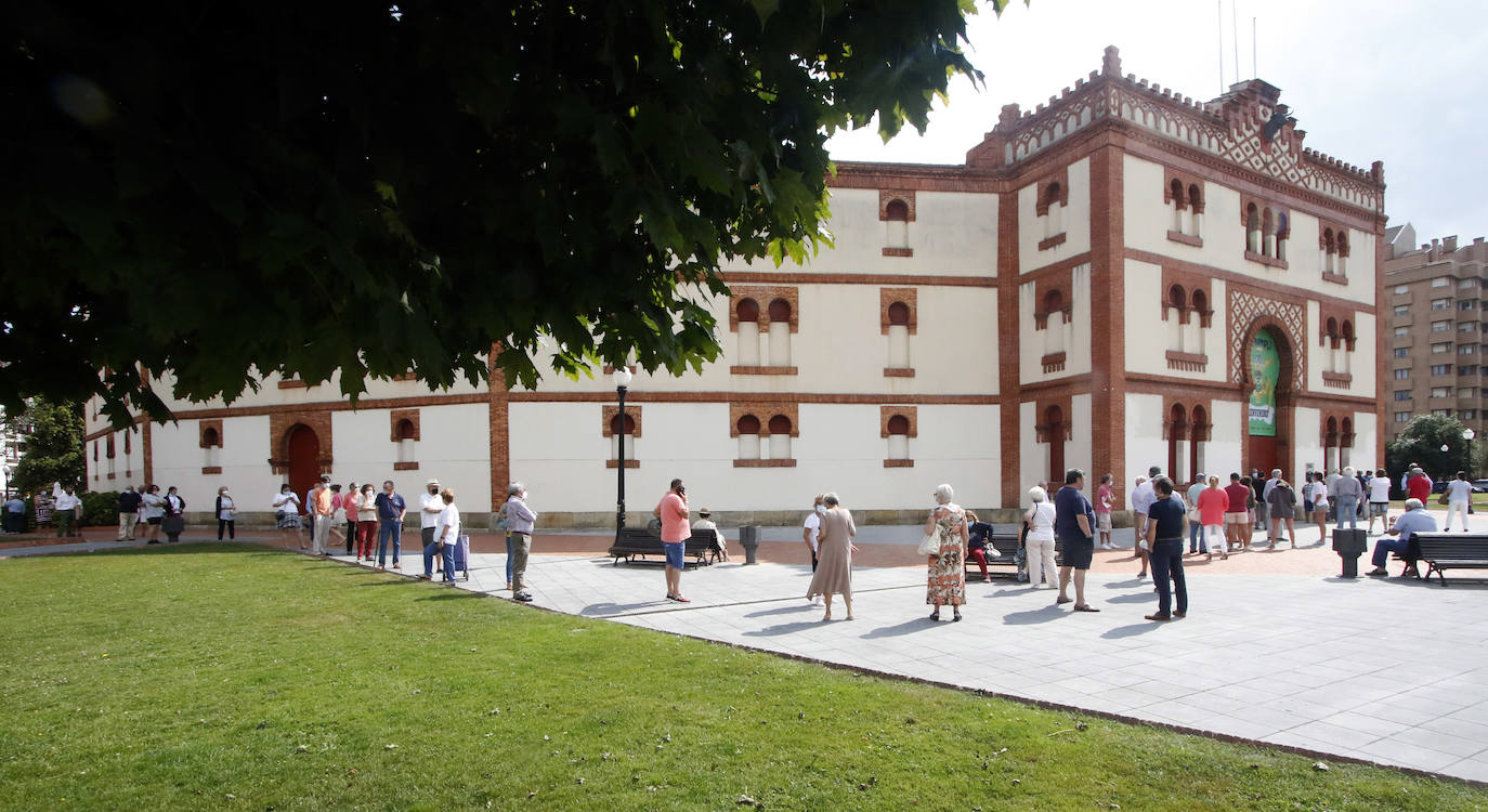Largas colas para sacar el abono de los toros en Gijón