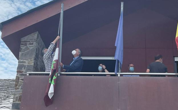 La casa consistorial de Pesoz ya luce la nueva bandera