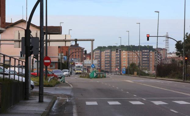 Un motorista herido en Avilés al invadir un coche su carril en el acceso a la autovía