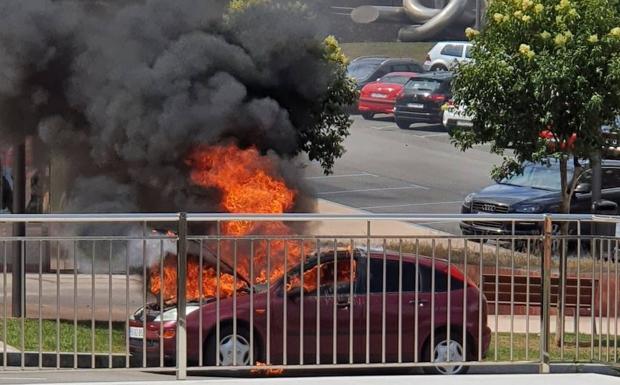 Un impresionante incendio calcina un coche en Avilés