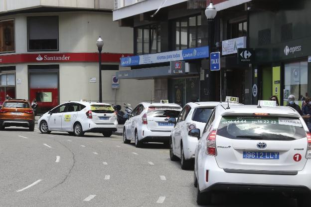 Los taxistas de Gijón afirman que les llegan «multas por decenas» por exceder los 30 por hora