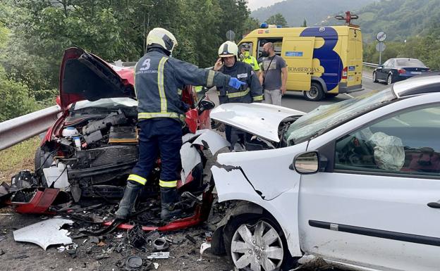 Dos heridos en un choque frontal entre dos coches en el corredor del Nalón