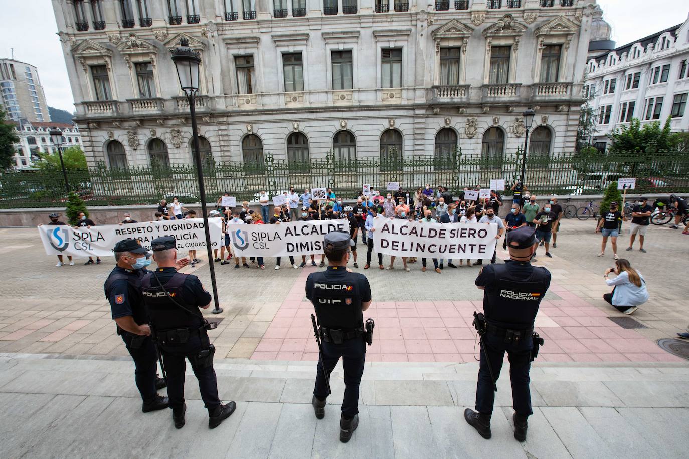 Decenas de manifestantes exigen la dimisión del alcalde de Siero