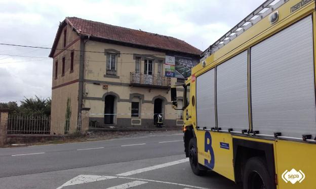 Sofocan un incendio en una casa abandonada