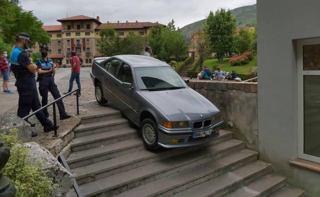 Cae un coche por las escaleras del santuario de Covadonga